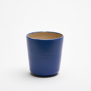 Handgemachte blaue Steinzeug-Kaffeetasse, außen matt blau und innen transparent glasiert.