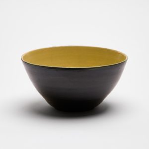 Handgefertigte Keramikschale mit schwarzer Aussenseite und gelber Innenglasur