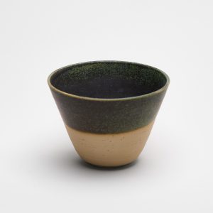 Handgefertigte Tasse aus Naturton und grüner Glasur