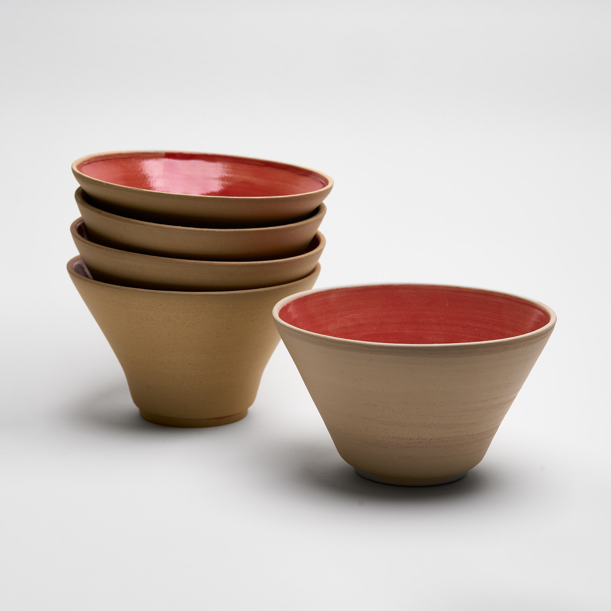 Handgefertigte Keramikschale aus Steinzeug mit naturbelassenem Ton und roter Innenglasur, hergestellt in Basel