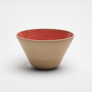 Handgefertigte Keramikschale aus Steinzeug mit naturbelassenem Ton und roter Innenglasur, hergestellt in Basel