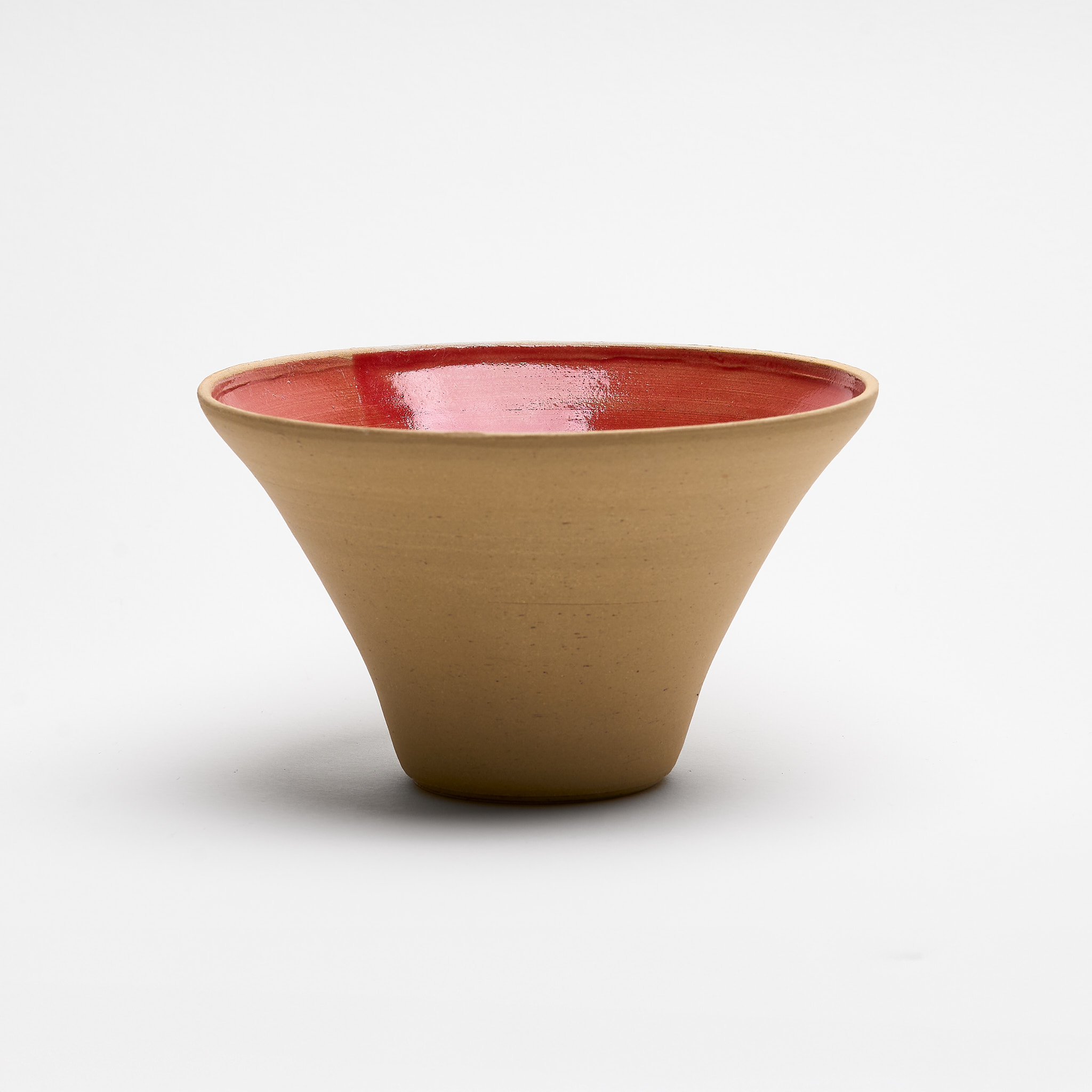 Handgefertigte Keramikschale aus Steinzeug mit naturbelassenem Ton und roter Innenglasur, hergestellt in Basel