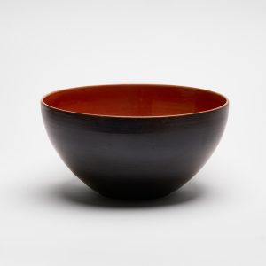 Handgefertigte Keramikschalen aus Steinzeug mit schwarzer Außenglasur und roter Innenglasur, hergestellt in Basel