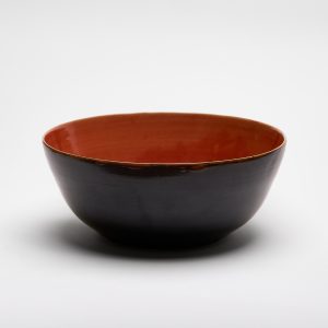 Handgefertigte Keramikschalen aus Steinzeug mit schwarzer Außenglasur und roter Innenglasur, hergestellt in Basel