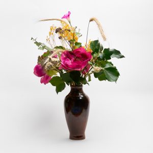 Handgefertigte Keramikvase aus Steinzeug mit rötlicher Seladon-Glasur und dunkelbraunen Nuancen, hergestellt in Basel