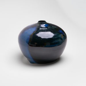 Handgefertigte bauchige Keramikvase aus Steinzeug mit blau-schwarzer Glasur, hergestellt in Basel